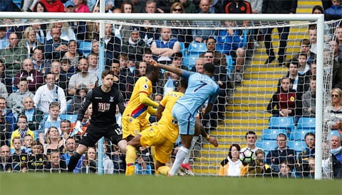 Sterling ghi bàn khá dễ dàng trong vòng cấm của Crystal Palace