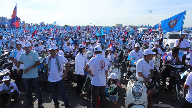 Phnom Penh 'nóng' từng giờ khi đảng lớn xuống đường 