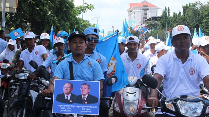 Phnom Penh 'nóng' từng giờ khi đảng lớn xuống đường 