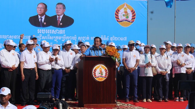 Phnom Penh 'nóng' từng giờ khi đảng lớn xuống đường 