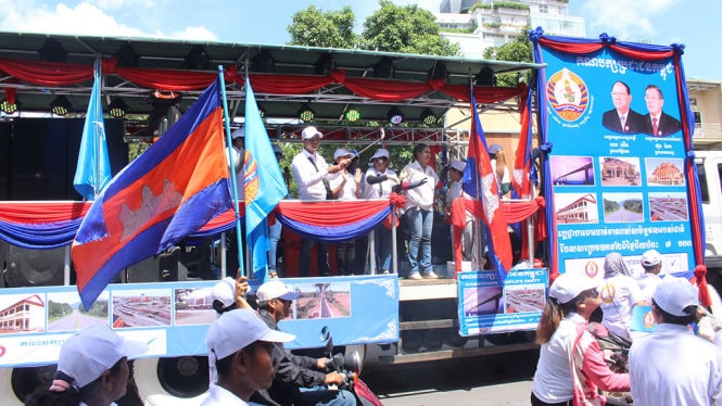 Phnom Penh 'nóng' từng giờ khi đảng lớn xuống đường 