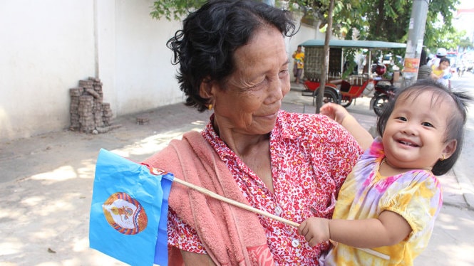 Phnom Penh 'nóng' từng giờ khi đảng lớn xuống đường 