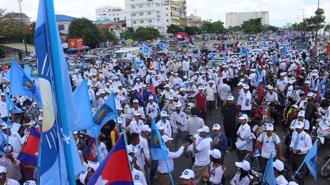 Phnom Penh 'nóng' từng giờ khi đảng lớn xuống đường 