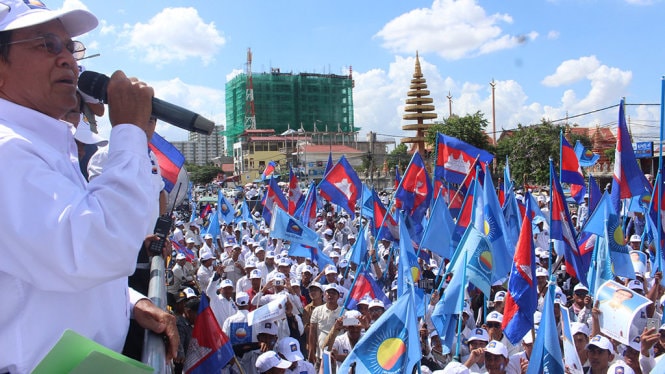 Phnom Penh 'nóng' từng giờ khi đảng lớn xuống đường 