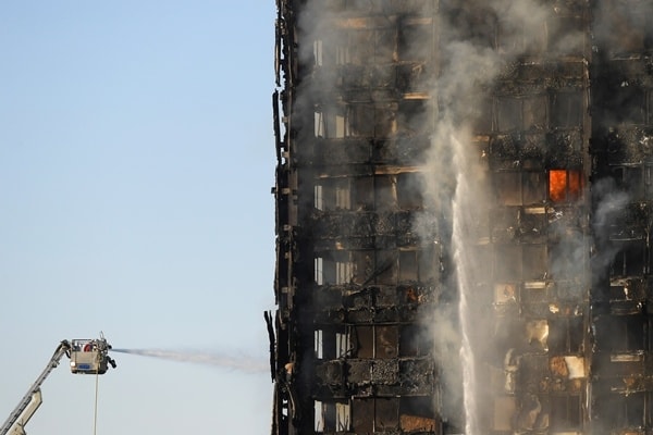 Lực lượng cứu hỏa dập lửa ở Grenfell. Ảnh: Reuters.