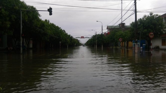 Rạng sáng bão vào Nghệ An - Hà Tĩnh, cây ngã, đường ngập  