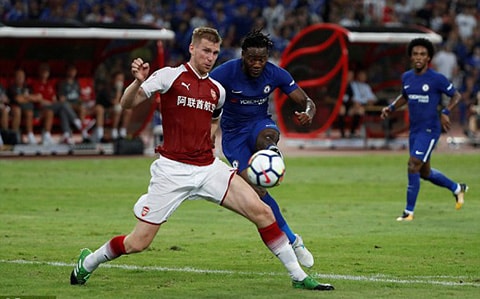 Bàn thắng đầu tiên của Batshuayi trong trận