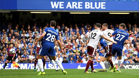 Sam Vokes lập cú đúp vào lưới Chelsea