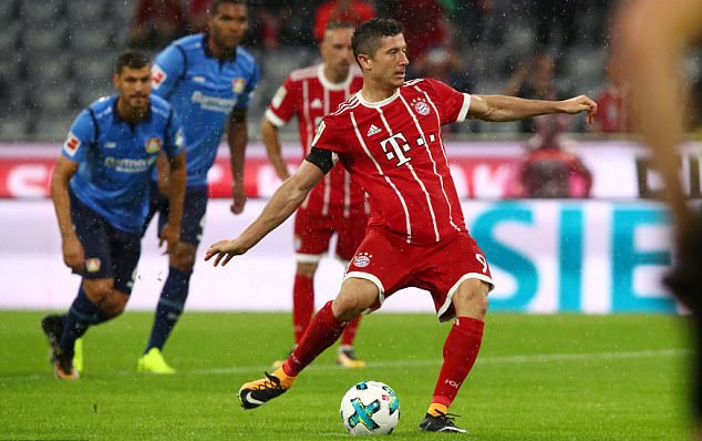 Quả penalty của Lewandowski được xác định nhờ công nghệ VAR