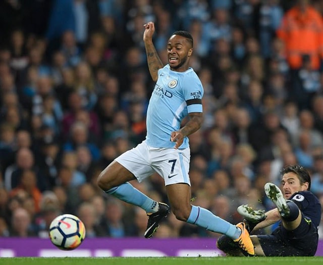 Sterling giải cứu Man City