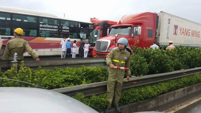 Tai nạn trên cao tốc Pháp Vân - Cầu Giẽ, ít nhất 10 người bị thương 