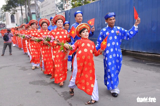 Hôn lễ ấm áp của những đôi uyên ương nghèo - Ảnh 3.