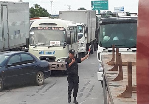 tai-xe-dung-tien-le-qua-tram-thu-phi-quoc-lo-5