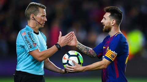 Messi với cú poker đã có được bàn thắng thứ 300 tại sân Nou Camp