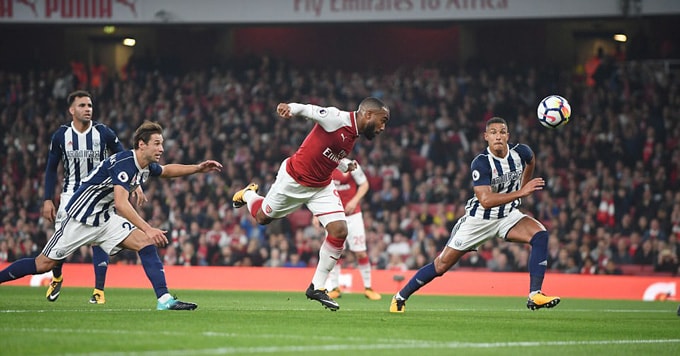 Lacazette đánh đầu ghi bàn cho Arsenal