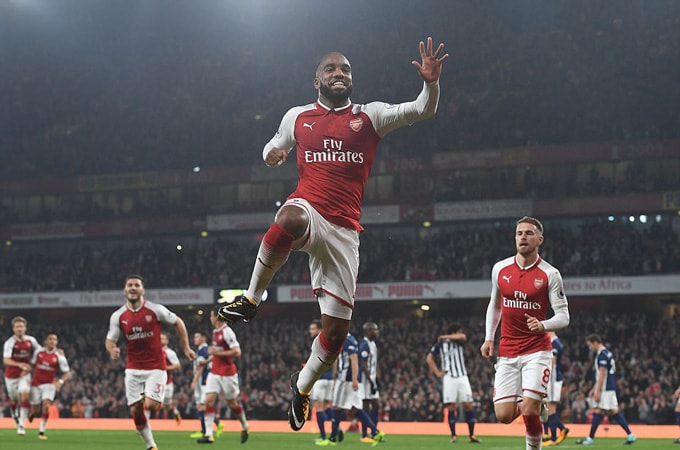 Lacazette ăn mừng bàn mở tỷ số