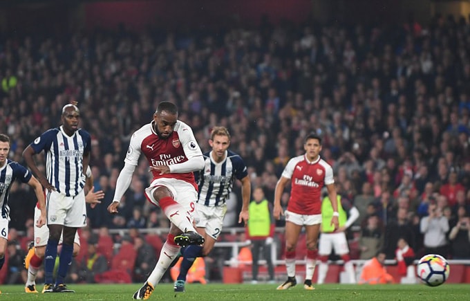 Lacazette lập công từ chấm 11m