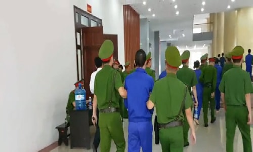 Clip Nguyễn Văn Tình bị dẫn giải ra xe thùng