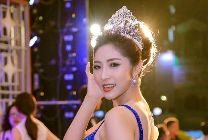 Bất bình vì BTC trao vương miện cho thí sinh phẫu thuật thẩm mỹ, Đặng Thu Thảo trả lại danh hiệu Hoa hậu Đại dương 2014.