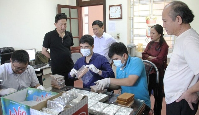 Bắt giữ 40 bánh heroin trong chiếc ôtô công vụ ở Lào Cai - Ảnh 1.