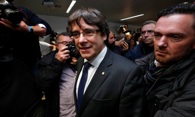 Cựu thủ hiến Catalonia nộp mình ở Bỉ và bị giam ngay - Ảnh 2.