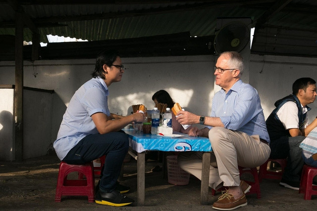 Thủ tướng Úc ăn bánh mì lề đường, thích hương vị đồ ăn Việt - Ảnh 3.