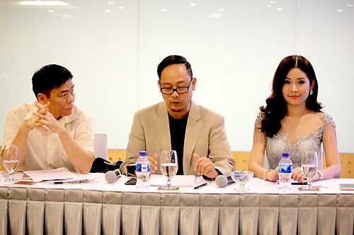 Buổi họp có sự tham gia của ông Võ Việt Chung - trưởng ban tổ chức Hoa hậu Đại dương, tân Hoa hậu Lê Âu Ngân Anh và luật sư đại diện Trần Vũ Hải.