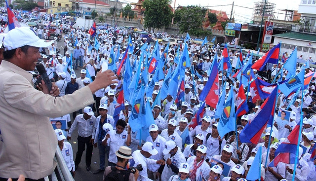 Nhiều cựu đảng viên đối lập Campuchia đầu quân đảng cầm quyền - Ảnh 1.