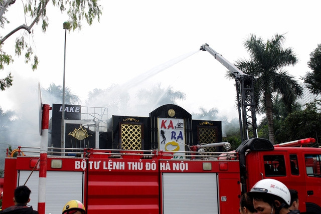 Cháy lớn tại quán karaoke ở khu Linh Đàm, Hà Nội - Ảnh 7.