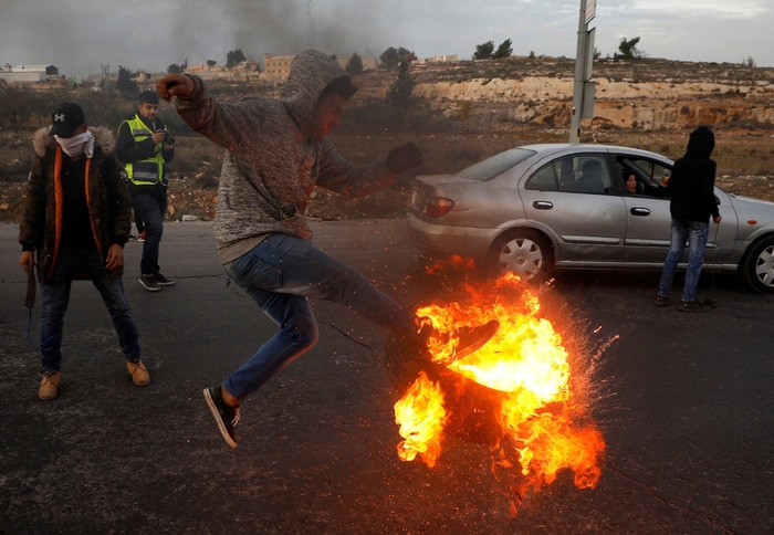 Bạo lực gia tăng giữa người Palestine và Israel - Ảnh 1.