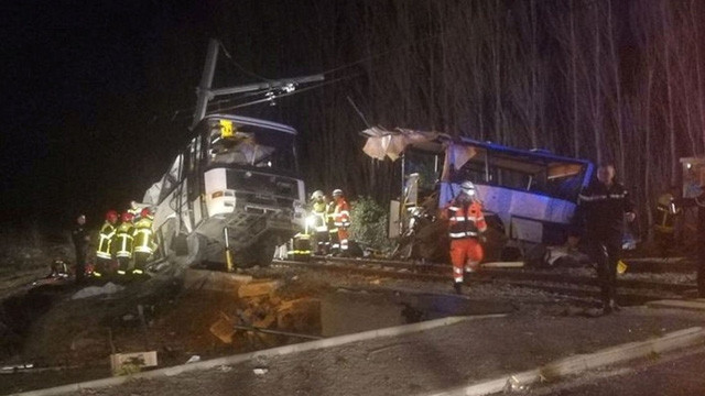 Pháp: 4 học sinh chết do tàu hỏa đâm gãy đôi xe buýt - Ảnh 2.