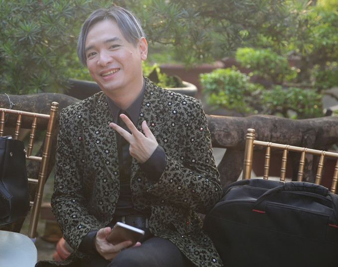 Ca sĩ Việt Quang tạo dáng xì tin trước ống kính.
