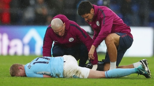 De Bruyne bị đau trong những phút bù giờ trận gặp Crystal Palace. Ảnh: Reuters.