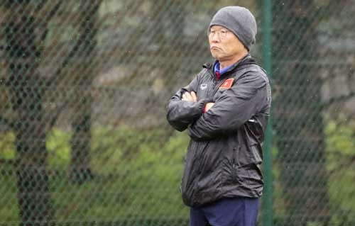 Song song với cho đội tập luyện, HLV Park Hang-seo mổ băng phân tích các đối thủ. Ảnh: Đoàn Huynh