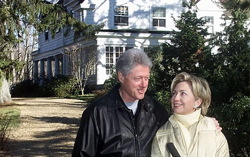 Ông bà Clinton bên ngoài ngôi nhà vào năm 2000. Ảnh: AFP