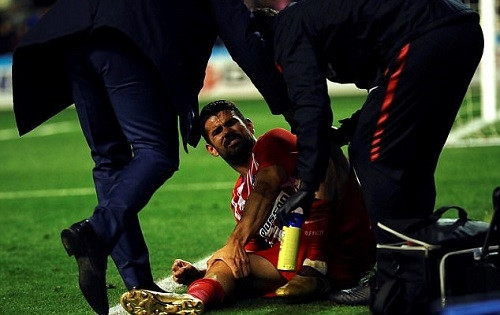 Costa cần bác sĩ chăm sóc sau bàn thắng. Ảnh: EPA.