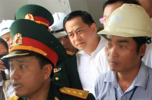 Ông Phan Văn Anh Vũ (áo sơ mi trắng) xuất hiện tại sân bay Nội Bài lúc 16h15 ngày 4/1. Ảnh: Bá Đô.