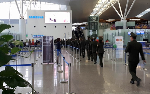15h30 tại khu vực sân bay Nội Bài, nhiều cán bộ an ninh đi thành hàng.