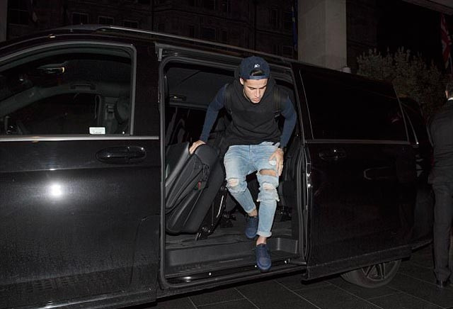 Coutinho trên đường ra sân bay tại London để tới Barcelona kiểm tra y tế