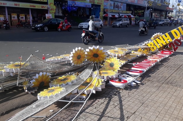 Đèn hoa chào năm mới nặng cả tấn sập xuống đường - Ảnh 1.