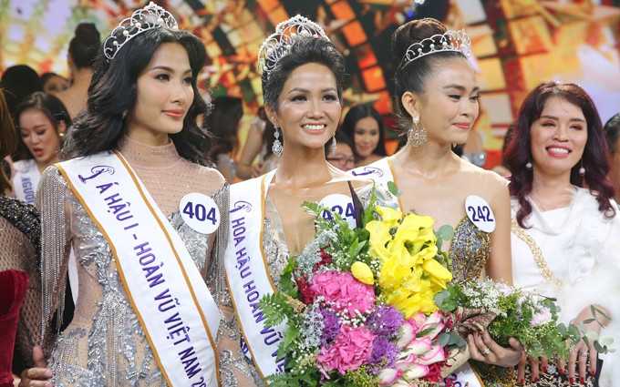 Hoa hậu HHen Nie, Á hậu 1 Hoàng Thuỳ và Á hậu 2 Mâu Thuỷ.