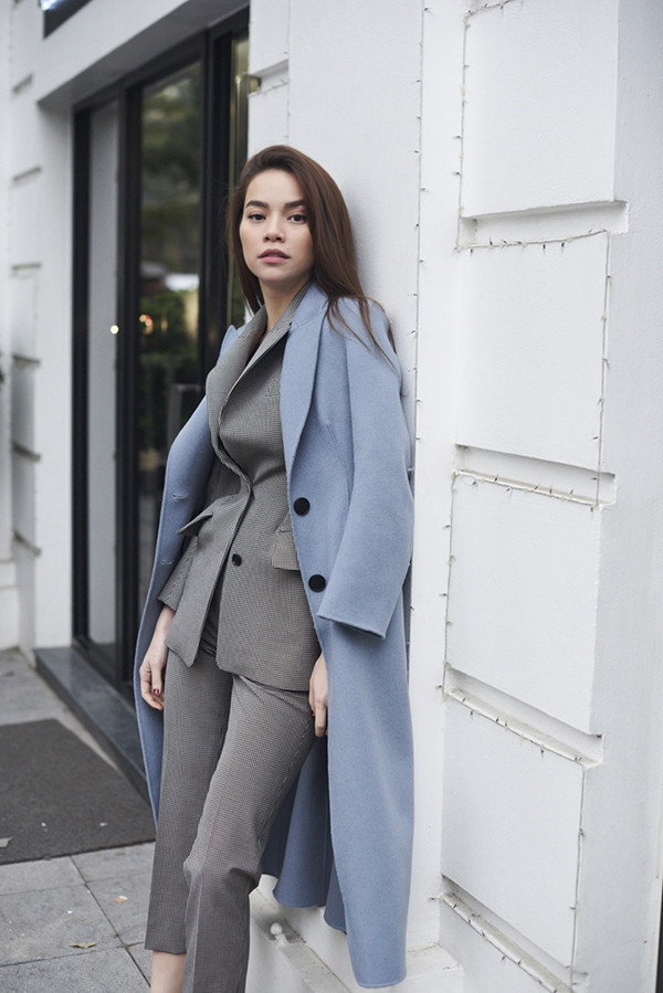 Suit tông xám cùng các kiểu áo khoác hot trend được kết hợp cùng nhau để mang tới những set đồ phù hợp với quý cô văn phòng sang chảnh.