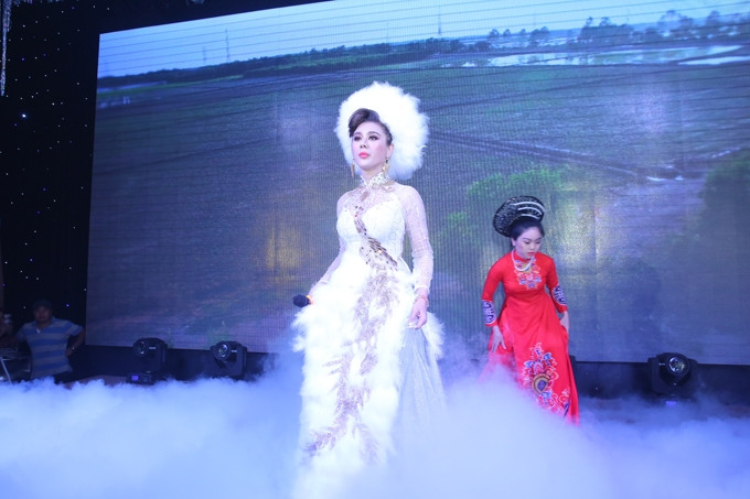Trong tiệc cưới, cô dâu Lâm Khánh Chi thay bộ váy đính lông vũ lộng lẫy khác. 