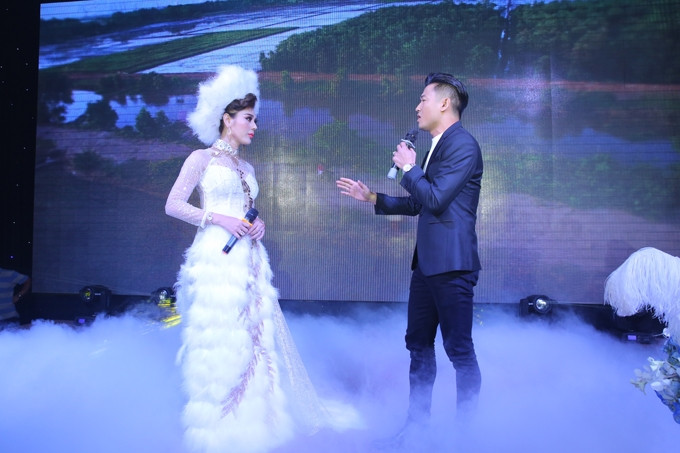 Cô cùng song ca bài hát Em đi lấy chồng với diễn viên Quý Bình. Đây là nhạc phẩm mà ca sĩ chuyển giới Lê Dy