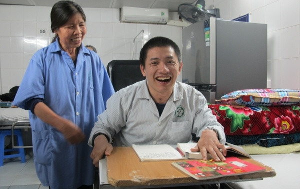 Anh Hải cùng mẹ tại Trung tâm Phục hồi chức năng, Bệnh viện Bạch Mai. Ảnh: Nam Pương.