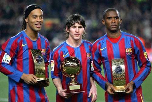 Ronaldinho (trái) đạt đỉnh cao vào năm 2005, khi giành danh hiệu Cầu thủ hay nhất FIFA kèm Quả Bóng Vàng, trong khi Etoo xếp sau trong giải FIFA và Messi giành danh hiệu Cầu thủ trẻ hay nhất châu Âu. Ảnh: Reuters