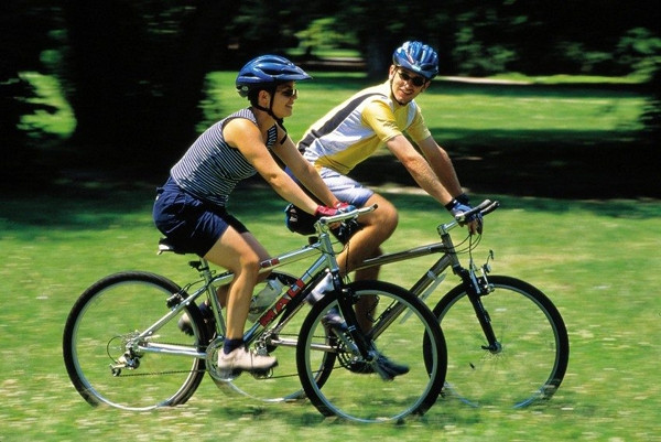 Đạp xe cùng người thân, bạn bè giúp giảm căng thẳng hiệu quả.