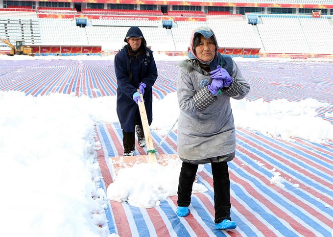 Tuyết ngừng rơi, sân Thường Châu được dọn dẹp chờ chung kết U23 - ảnh thể thao