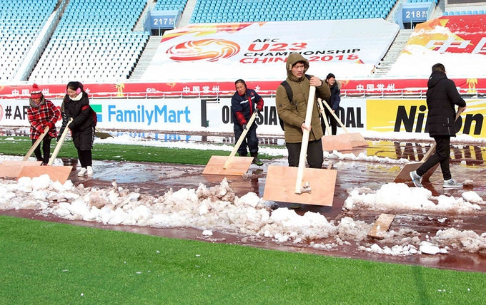 Tuyết ngừng rơi, sân Thường Châu được dọn dẹp chờ chung kết U23 - ảnh thể thao