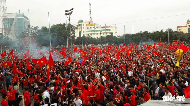 Fan ăn mừng khi Quang Hải gỡ hòa 1-1 trong mưa tuyết - Ảnh 1.